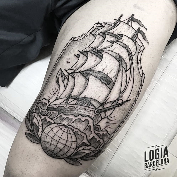 tatuaje_brazo_barco_blackwork_Dalmau_Tattoo_Logia_Barcelona